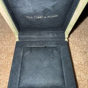 Van Cleef & Arpels necklace box